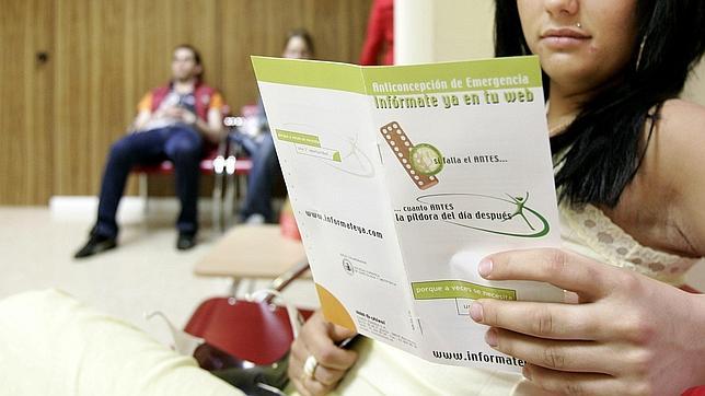 Una mujer lee un folleto sobre la p�ldora del d�a despu�s