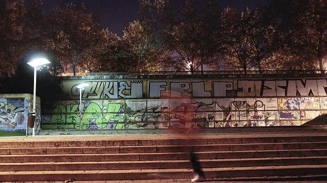 Muro de la calle Torneo desde el que cay� el indigente