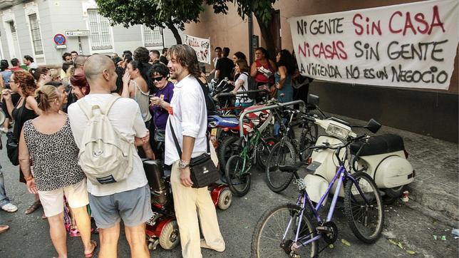 Marcha pro-ocupaci�n celebrada frente a un edificio de la Junta de Andaluc�a en la plaza de San Andr�s