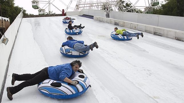 El tobogn de hielo de 30 metros del Prado de San Sebastin