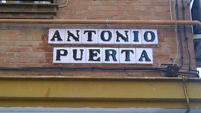 Rotulaci�n de la calle Antonio Puerta en Nervi�n