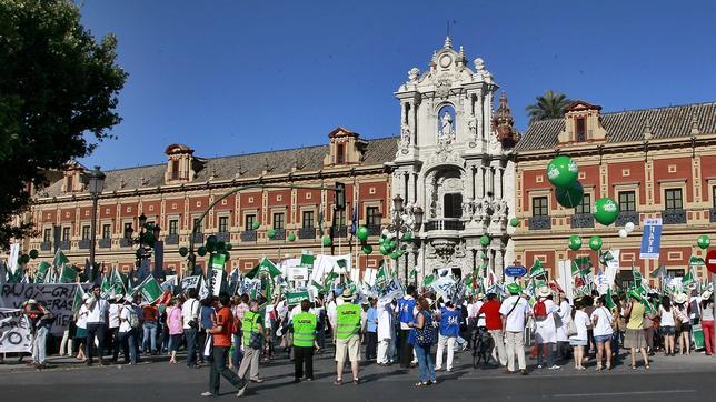 Manifestación de funcionarios ante el Palacio de San Telmo