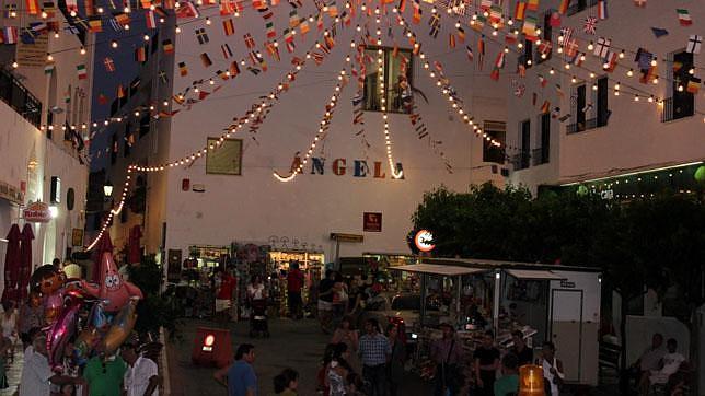 La plaza principal de Moj�car en fiestas el pasado verano