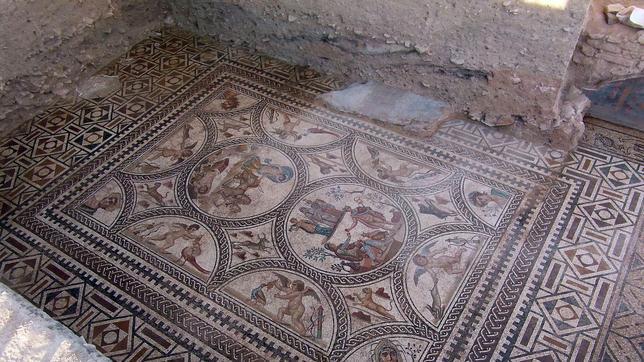 El mosaico representa escenas mitolgicas como el Juicio a Paris