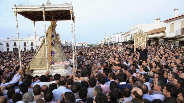 El Rocío 2013: El orden vuelve a la procesión