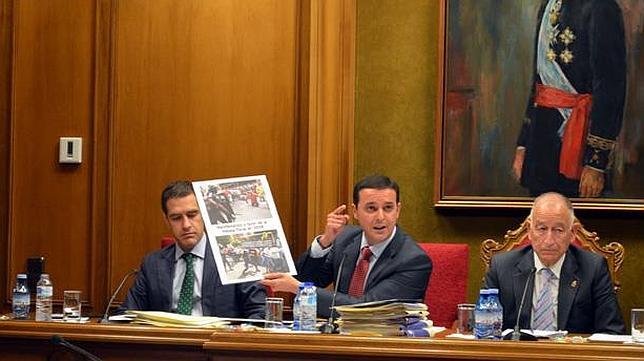 Garc�a muestra fotos de las cargas policiales a agricultores en 2008 / ABC