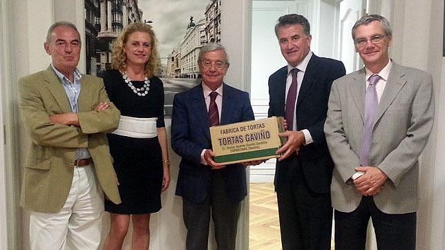 Rafael Ans�n, presidente de la Real Academia de Gastronom�a, recibe un presente de los miembros de la expedici�n espartinera