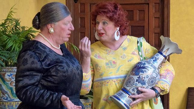 A la derecha, con jarrón en mano, el cómico trianero Jorge Cadaval de los Morancos, en el papel de la Antonia más popular de España