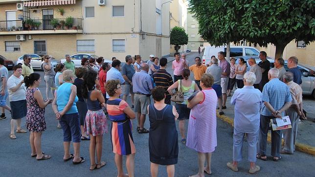 Los vecinos reunidos en plena calle