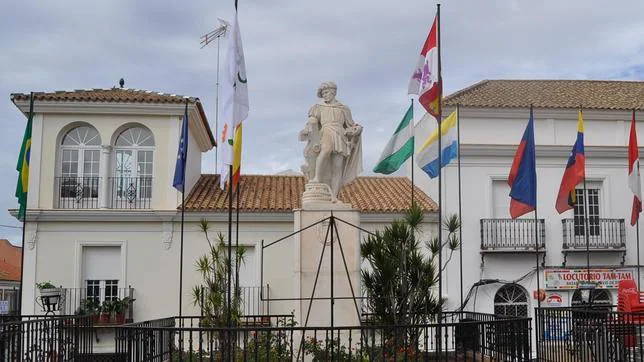 Monumento a Martn Alonso Pinzn en la Plaza del Ayuntamiento de Palos 