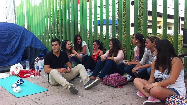 El duro «trabajo» de ser fan de Pablo Alborán