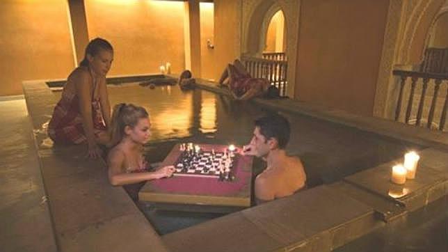 Usuarios de los baos Hammam Al Andalus de Mlaga jugando al ajedrez 
