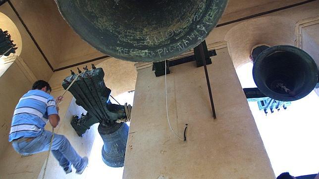 Uno de los campaneros de Utrera volteando una de las campanas