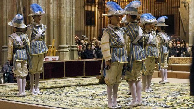 Los seises bailaron en la Catedral de Sevilla en el d�a de la Pur�sima