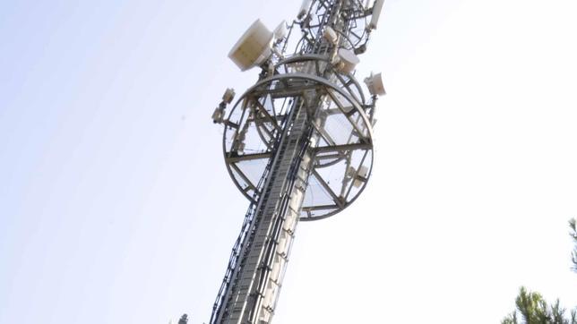 Antena de telefon�a ubicada en Gelves, en la cornisa del Aljarafe
