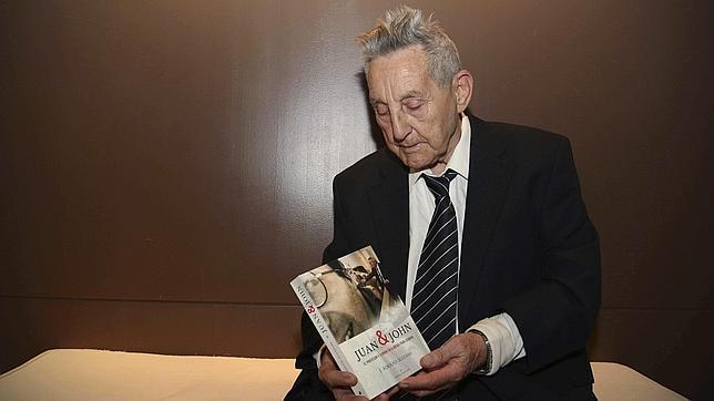 El profesor Juan Carri�n, natural de Cartagena y amigo de John Lennon en los 60