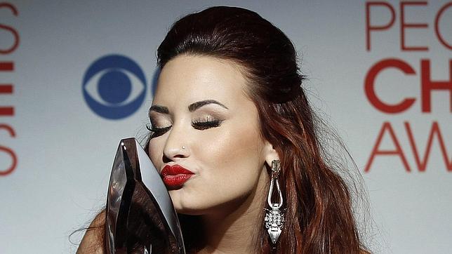 Demi Lovato besa un galard�n tras una gala de premios