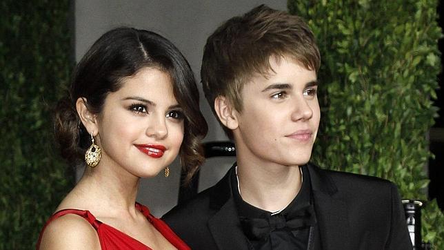 La pareja posa junta antes de una gala