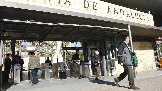 En el edificio Torretriana conviven las consejerías de Educación y Economía y Hacienda