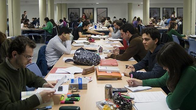 Estudiantes en la biblioteca de la Universidad de Sevilla situada en Viapol