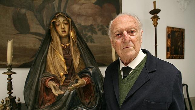 Eduardo Ybarra, con una talla mariana en su propia casa