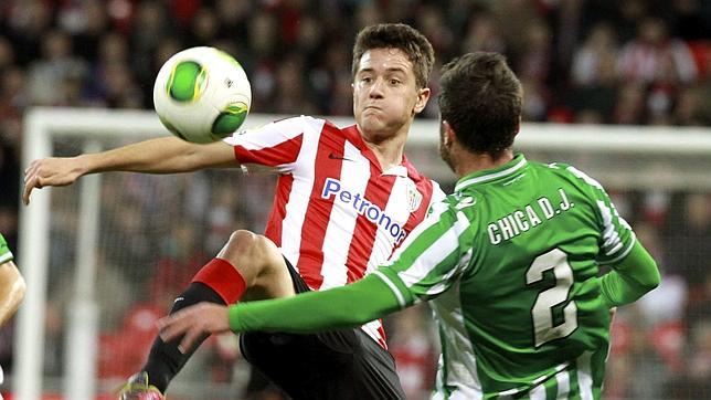 Ander Herrera (i) intenta controlar el bal�n ante el defensa del Betis Francisco Chica