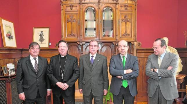 El jurado, ayer en la Casa de ABC. De izquierda a derecha, Agust�n Vidal Arag�n, director territorial Sur de BBVA; monse�or Juan del R�o; el teniente general Gonzalo Rodr�guez de Austria; �ngel Exp�sito y Jos� Manuel Revuelta, presidente de Navantia