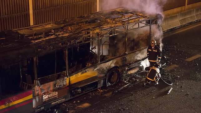 Autob�s en llamas en la Gota de Leche