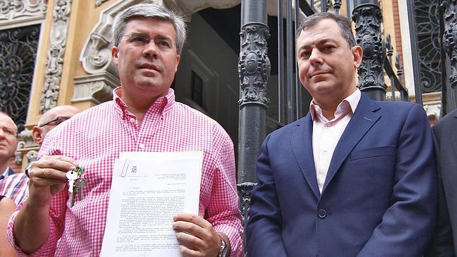 El alcalde de Ja�n, Jos� Enrique Fern�ndez de Moya, ha salido al paso de los rumores que lo sit�an como n�mero dos de Jos� Luis Sanz al frente dle PP-A