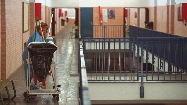 Una limpiadora, en plena faena en un instituto