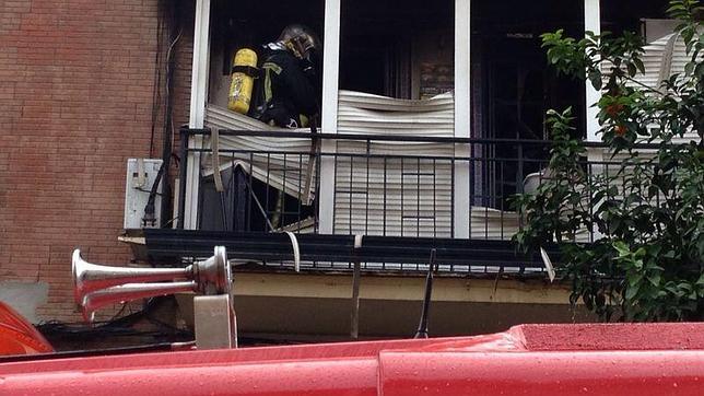Los Bomberos de Sevilla actuando en la vivienda del Cerro del �guila