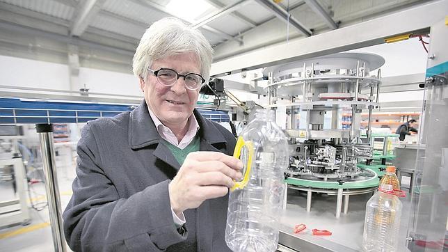 El ingeniero Antonio Ortega, fundador de And & Or, muestra su asa externa patentada en todo el mundo