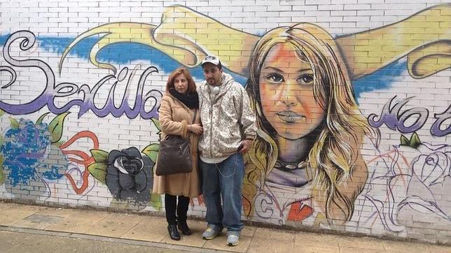 Eva Casanueva y Mika ante el grafiti de Marta