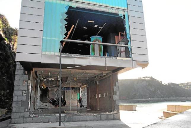 El Museo del Calamar Gigante de Luarca, destrozado por el oleaje