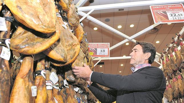 Juan Bad�a comprueba el punto de los jamones en uno de sus cash