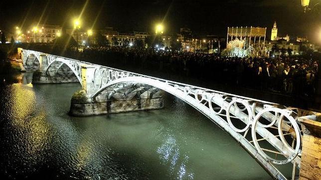 Paso de la Esperanza de Triana por el puente