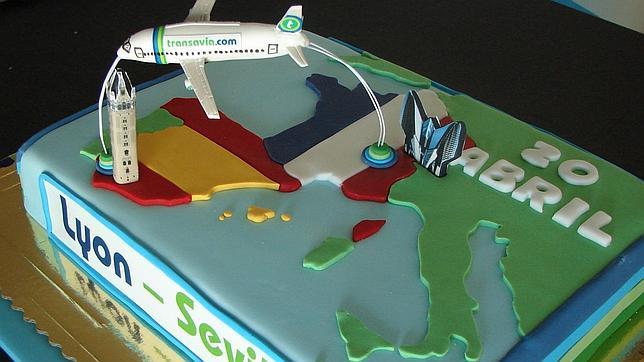 Para el vuelo inaugural Lyon-Sevilla se realiz� est� colorista tarta