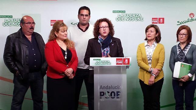 La portavoz socialista de Garrucha, Mar�a L�pez, con otros ediles 