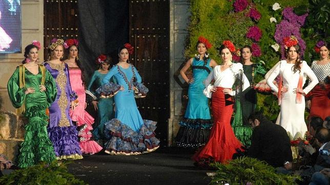 Pasarela de �And�jar Flamenca� en la plaza de Espa�a de la localidad