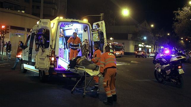 La ambulancia se lleva al motorista herido en la Ronda Hist�rica 
