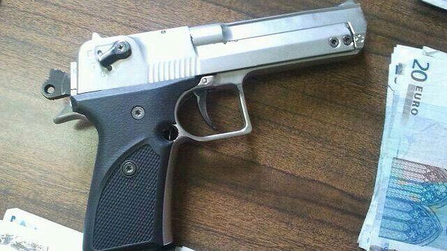 Pistola falsa utilizada en el atraco al banco de Bueno Monreal