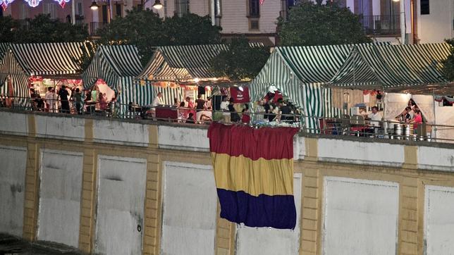 Bandera republicana sujetada desde la caseta de IU en la Vel� de Santa Ana 2012 