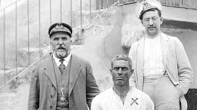 El último bandolero, Pasos Largos, fotografiado (marcado con X) en el penal de Ronda en 1916