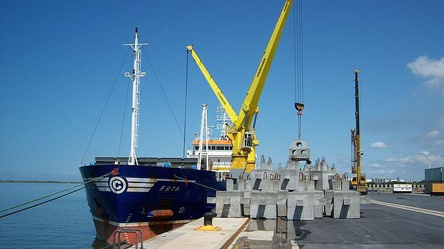 Barcos y gr�as en el muelle del Puerto de Huelva