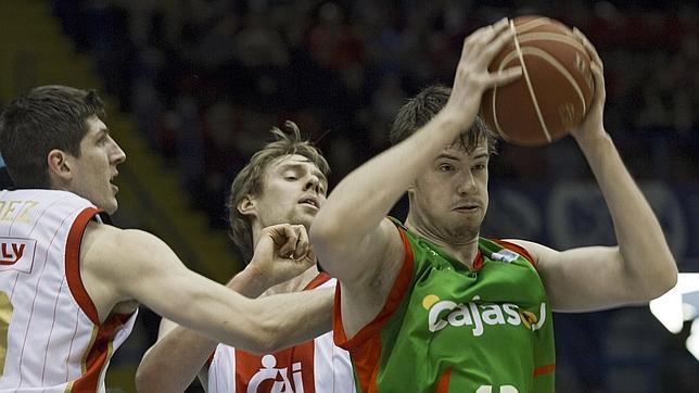 El p�vot holand�s del CAI Zaragoza, Henk Norel  defiende la acci�n del p�vot checo del Cajasol Ondrej Balvin