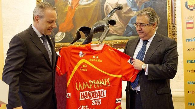 El presidente de la federaci�n espa�ola de balonmano, Francisco Blazquez, regala al alcalde de Sevilla, Juan Ignacio Zoido, una camiseta de la selecci�n durante su visita a Sevilla 