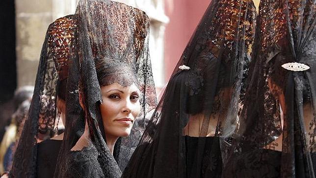 Mujeres vestidas de mantilla en la Semana Santa de Sevilla
