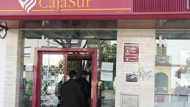 Un cliente de Cajasur entra a una de sus oficinas en la capital