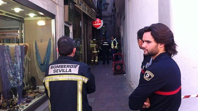 Bomberos en el callejn Moreno Lpez, bocacalle de Sierpes