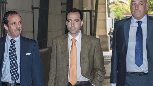 El exdirector de Promoci�n de Invercaria, Crist�bal Cantos (centro), pide al juez de Invercaria que investigue en la misma causa las coacciones que denunci�